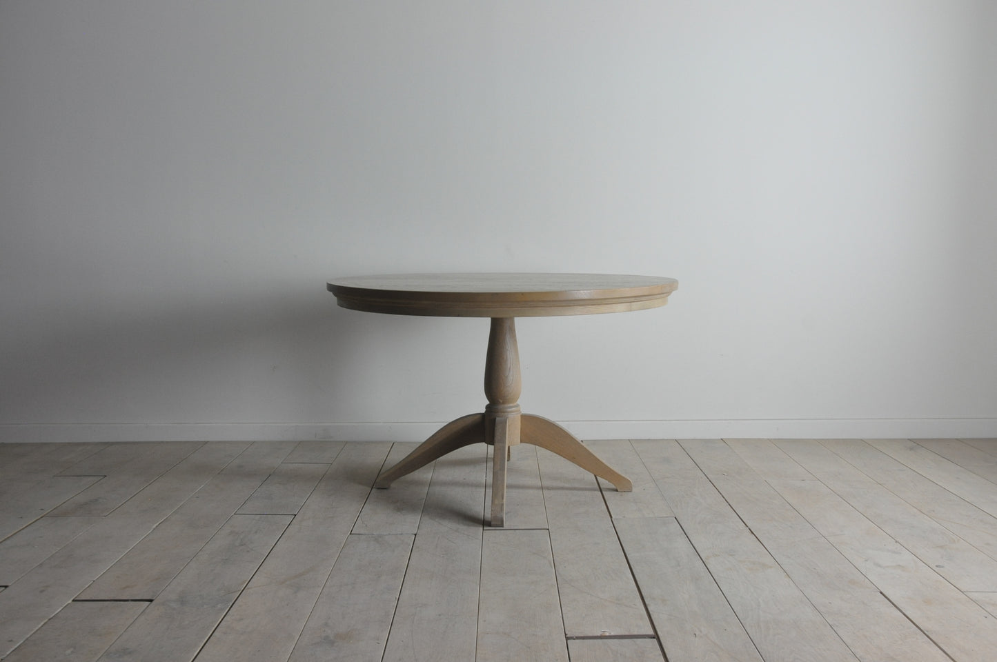 Neptune Henley 120 round 4-6 seater oak dining table