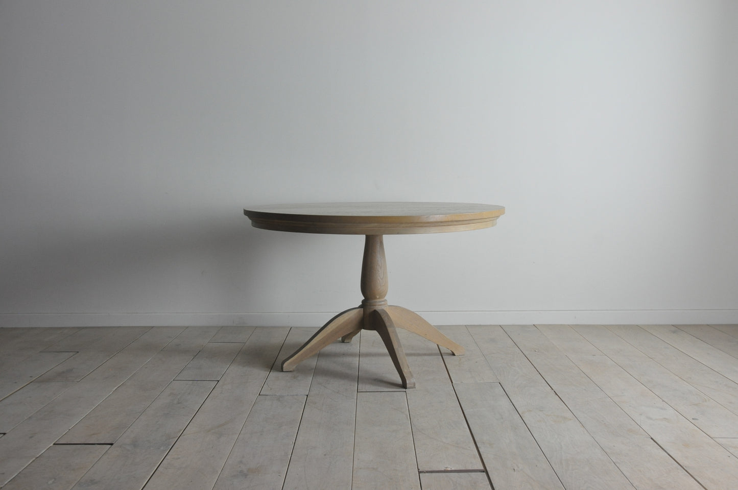 Neptune Henley 120 round 4-6 seater oak dining table