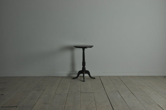 C18th rare yew wood occasional table with 4 legs