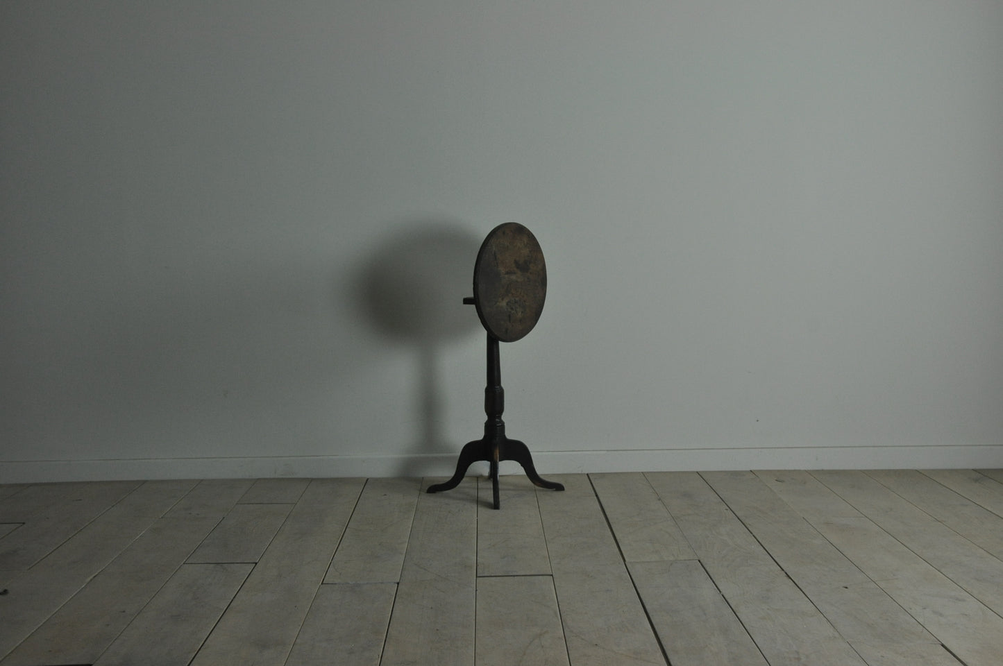 C18th rare yew wood occasional table with 4 legs