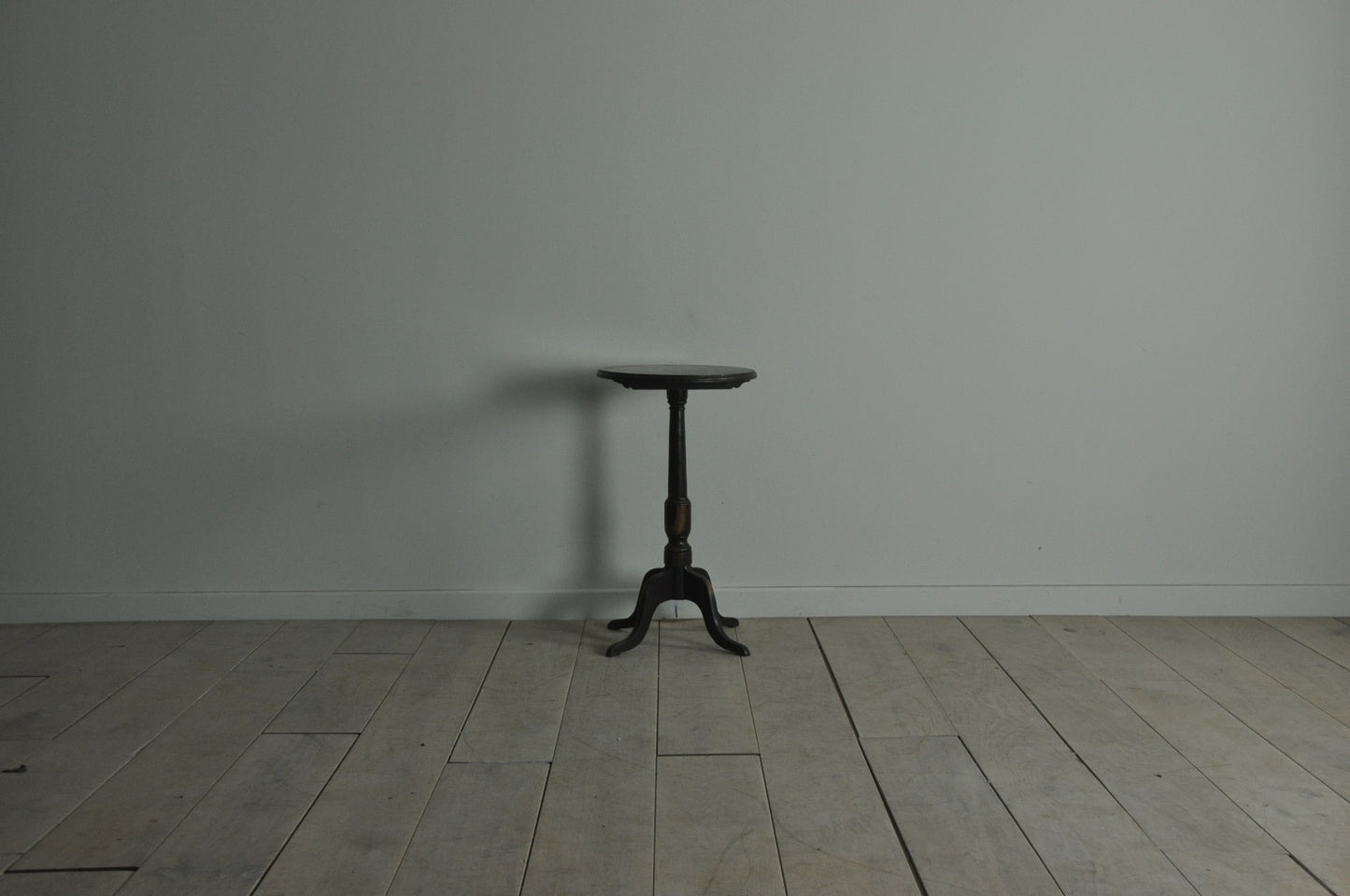 C18th rare yew wood occasional table with 4 legs