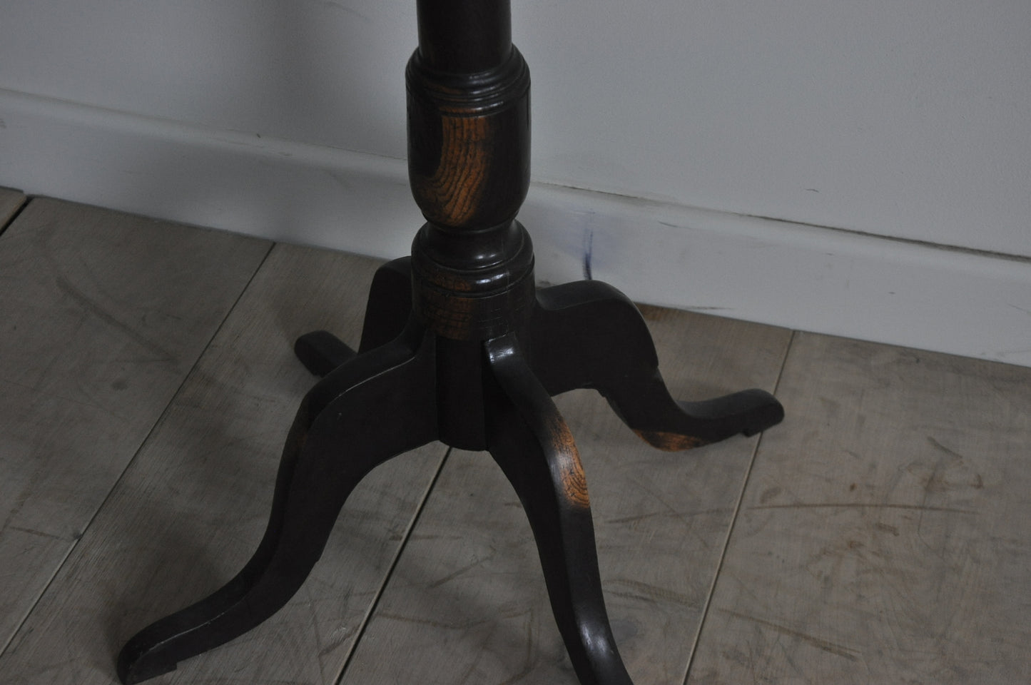 C18th rare yew wood occasional table with 4 legs