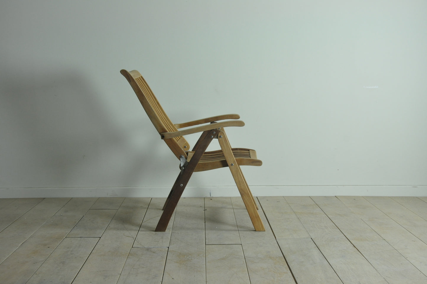 Folding teak recliner chair