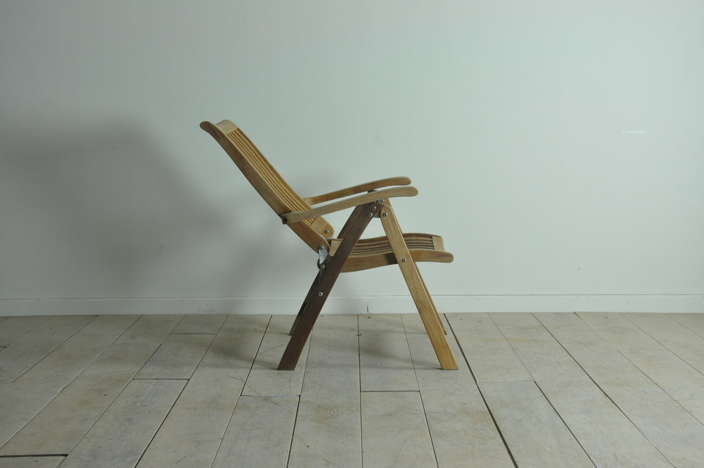 Folding teak recliner chair