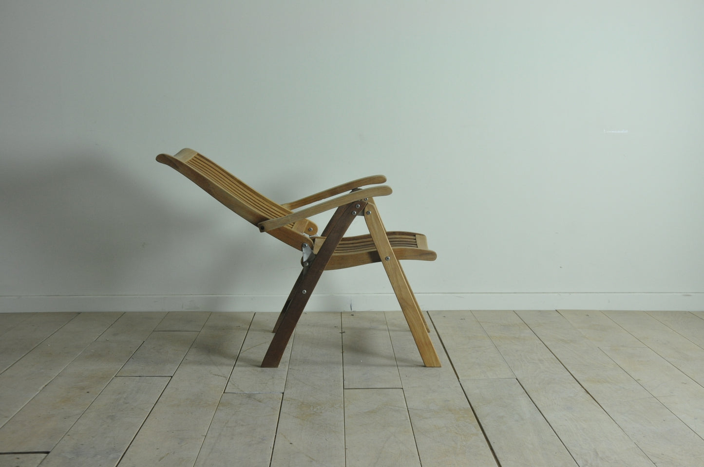 Folding teak recliner chair