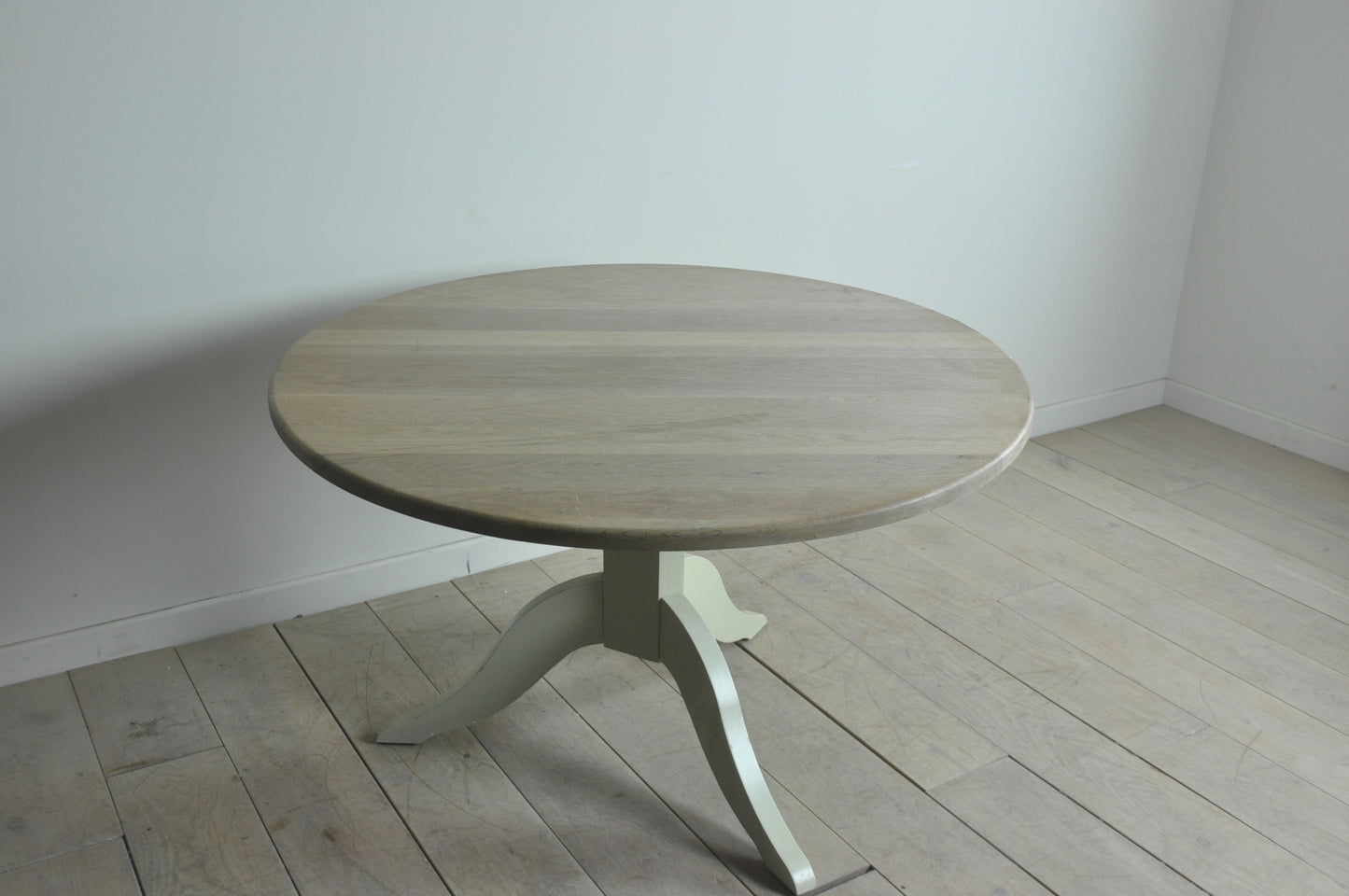 Neptune Chichester 4-6 seater round table