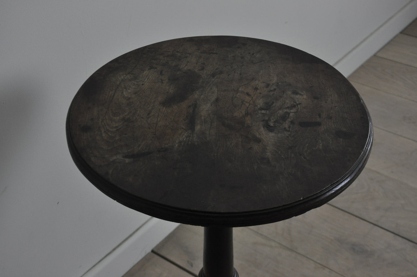 C18th rare yew wood occasional table with 4 legs