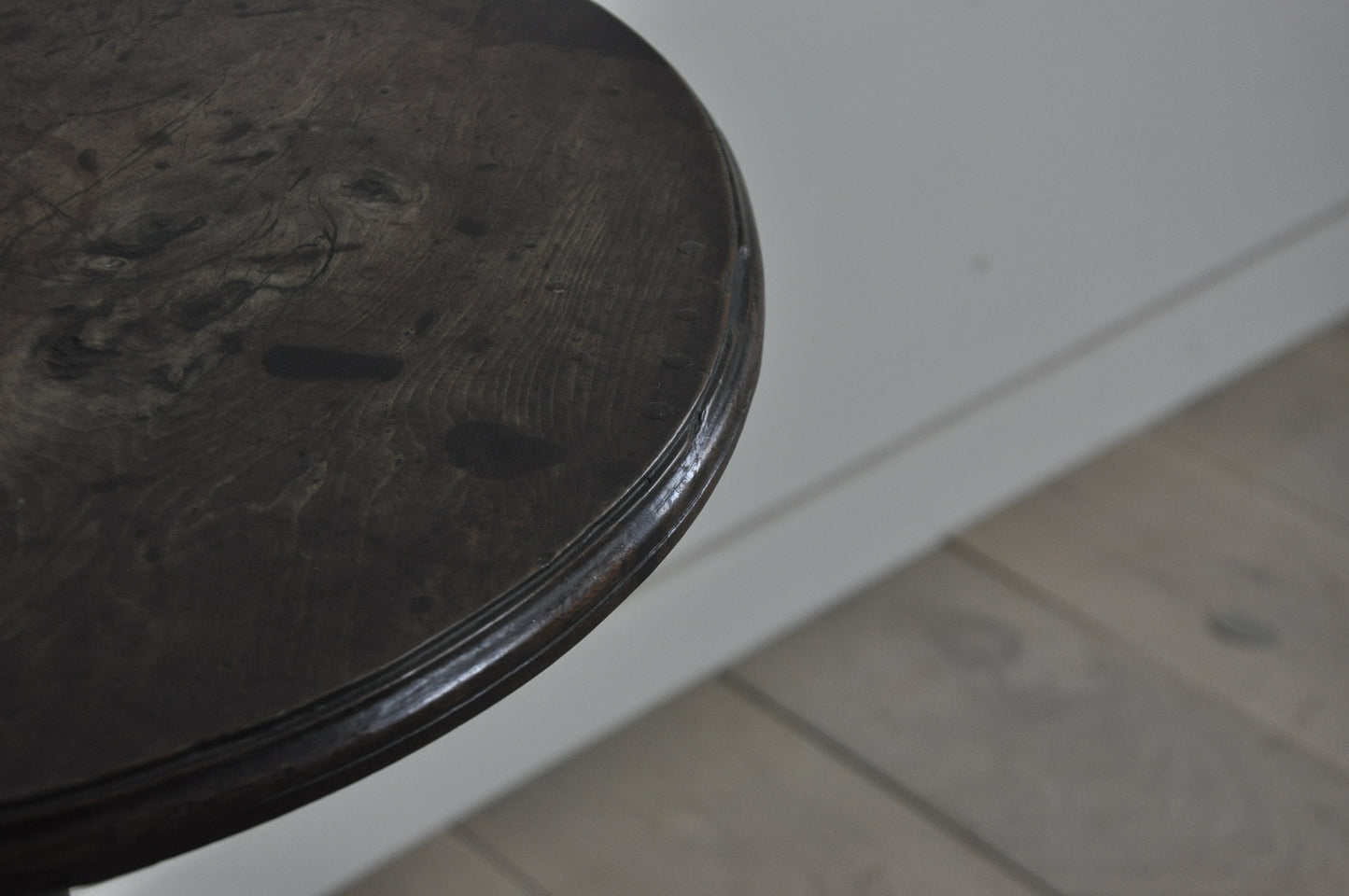 C18th rare yew wood occasional table with 4 legs