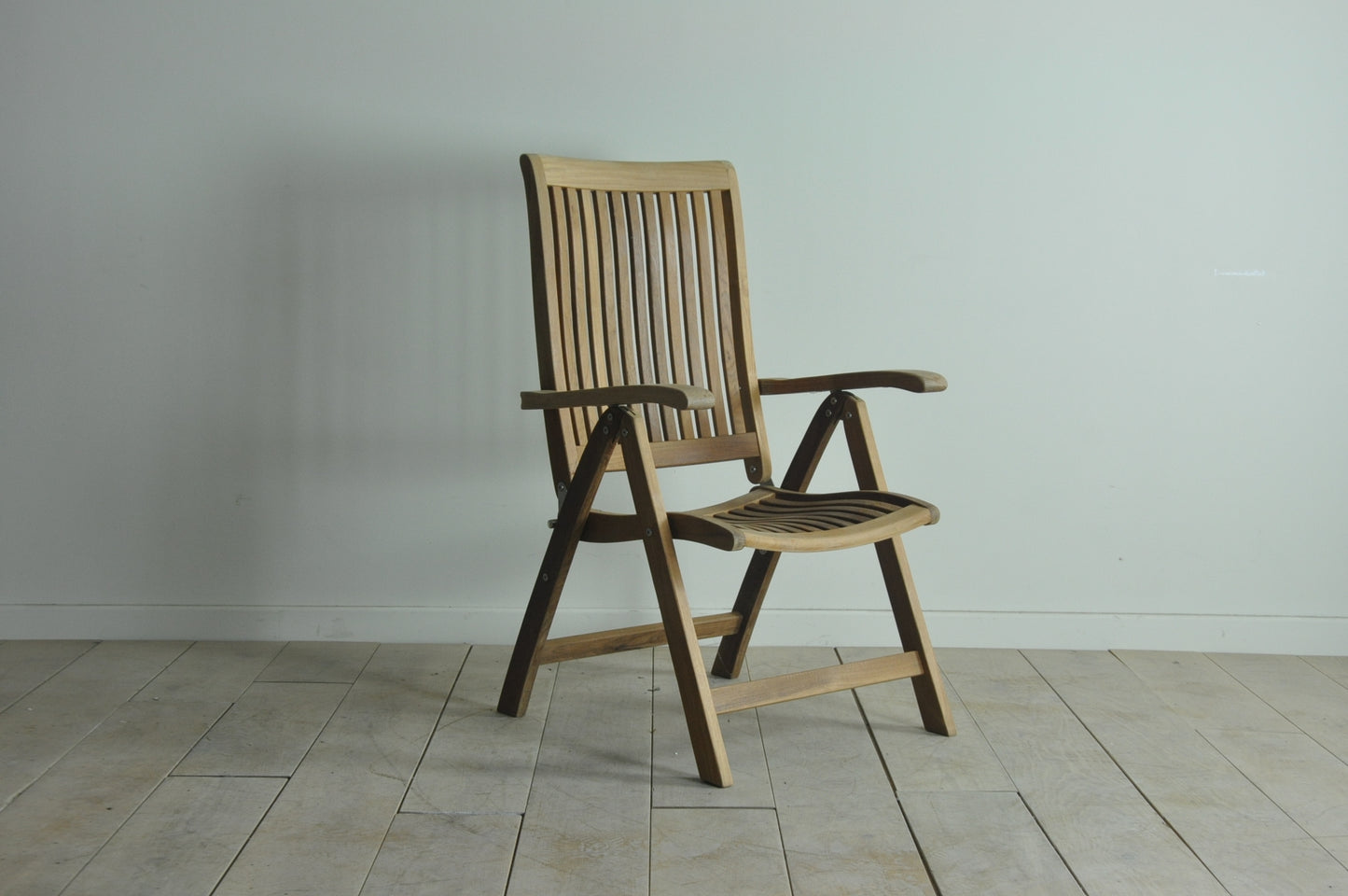 Folding teak recliner chair