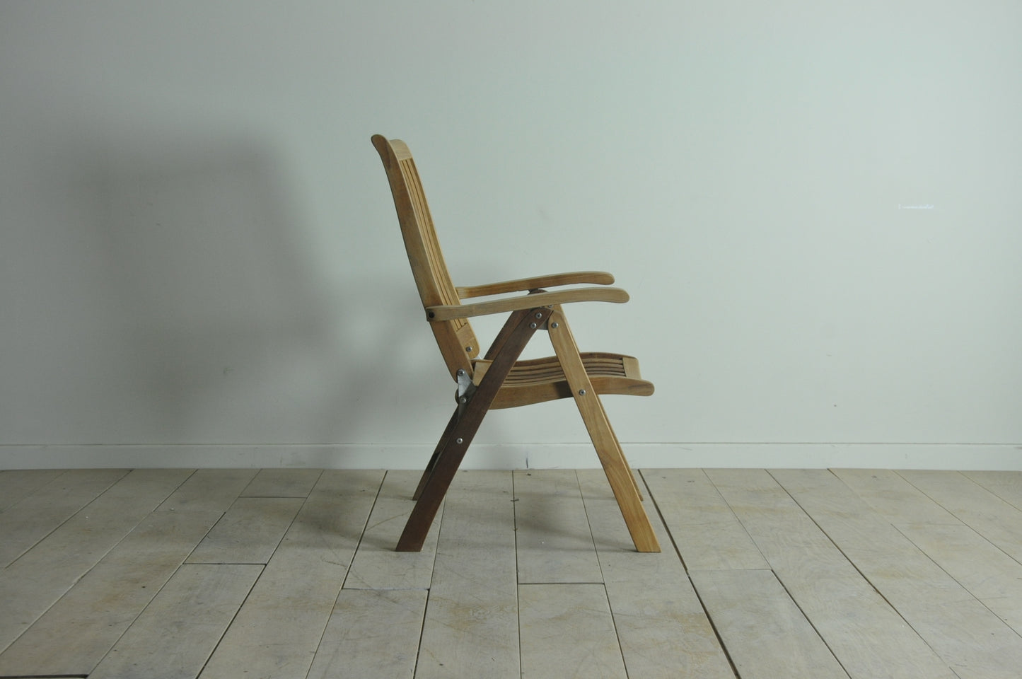 Folding teak recliner chair